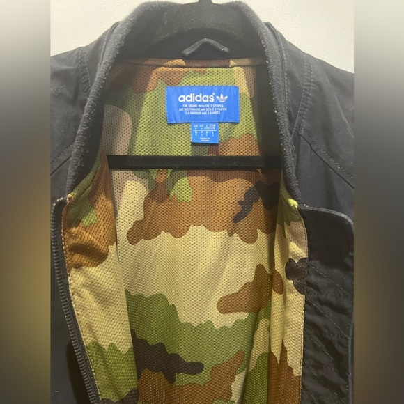 Adidas Men’s Navy blue lightweight jacket. - Picture 2 of 3